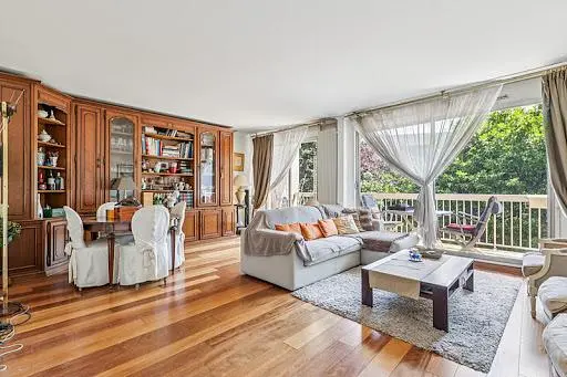 Woonkamer; houten vloer, natuurlijk licht, moderne stijl, hoge plafonds