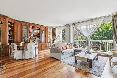 Woonkamer; houten vloer, natuurlijk licht, moderne stijl, hoge plafonds