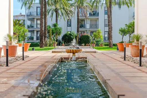Woonkamer; houten vloer, natuurlijk licht, moderne stijl, hoge plafonds