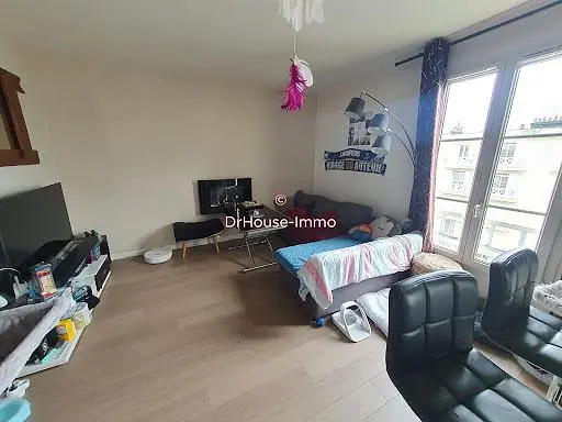 Woonkamer; houten vloer, natuurlijk licht, moderne stijl, hoge plafonds