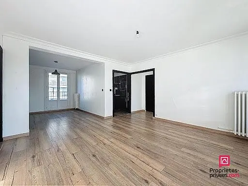 Σαλόνι; ξύλινο πάτωμα, φυσικό φως, μοντέρνο στυλ, ψηλά ταβάνια