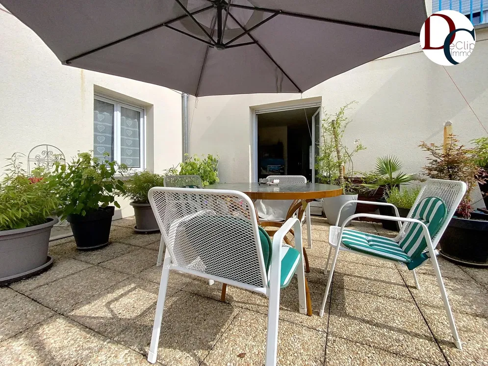 Oturma odası; ahşap zemin, doğal ışık, modern stil, yüksek tavan