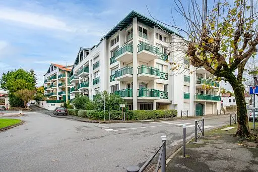 Woonkamer; houten vloer, natuurlijk licht, moderne stijl, hoge plafonds