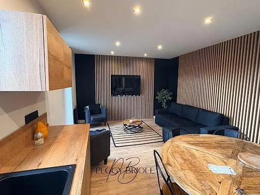 Wohnzimmer; holzboden, tageslicht, moderner stil, hohe decken