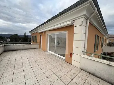 Хол; дървен под, естествена светлина, модерен стил, високи тавани