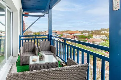 Living room; wood floor, natural light, modern style, high ceiling