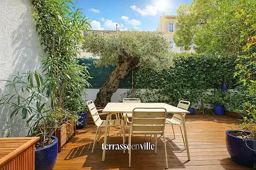 Sala de estar; chão de madeira, luz natural, estilo moderno, teto alto