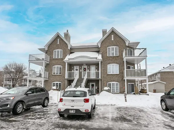 Wohnzimmer; holzboden, tageslicht, moderner stil, hohe decken