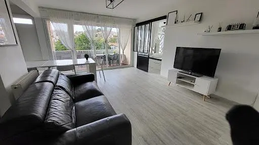 Woonkamer; houten vloer, natuurlijk licht, moderne stijl, hoge plafonds