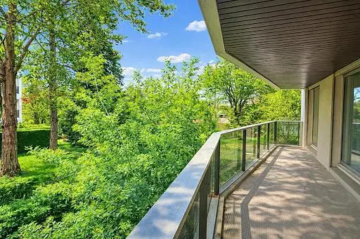 Woonkamer; houten vloer, natuurlijk licht, moderne stijl, hoge plafonds