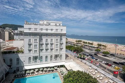 Salon; parquet, lumière naturelle, style moderne, hauteur sous plafond