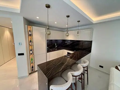 Woonkamer; houten vloer, natuurlijk licht, moderne stijl, hoge plafonds