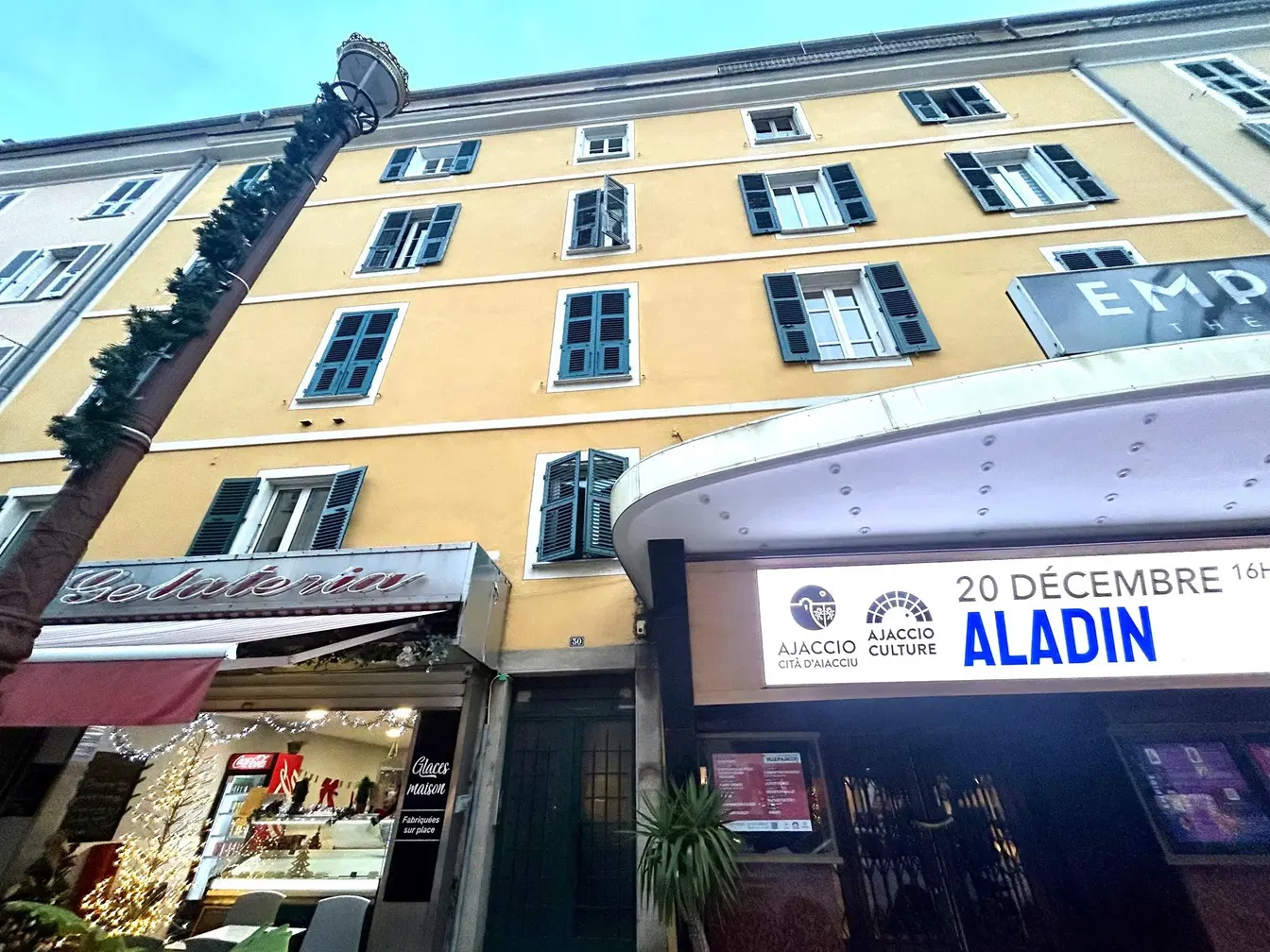 Salon; parquet, lumière naturelle, style moderne, rénové