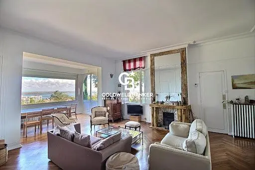 Woonkamer; houten vloer, natuurlijk licht, moderne stijl, hoge plafonds