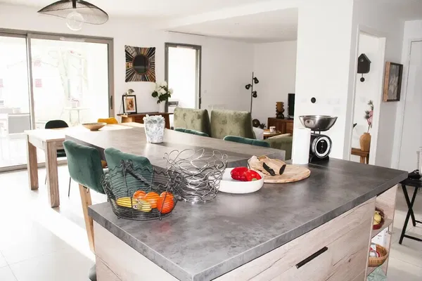 Living room; wood floor, natural light, modern style, high ceiling