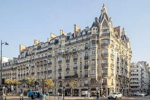 Σαλόνι; ξύλινο πάτωμα, φυσικό φως, μοντέρνο στυλ, ψηλά ταβάνια