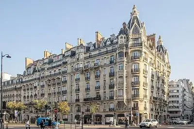 Σαλόνι; ξύλινο πάτωμα, φυσικό φως, μοντέρνο στυλ, ψηλά ταβάνια