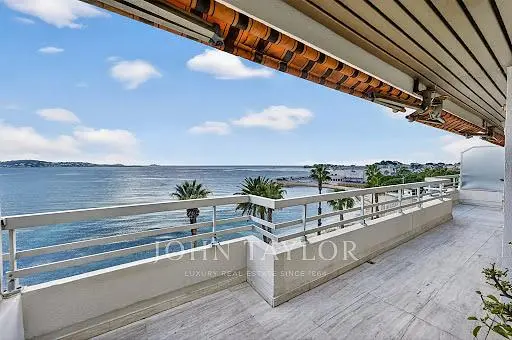Living room; wood floor, natural light, modern style, high ceiling