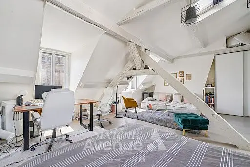 Woonkamer; houten vloer, natuurlijk licht, moderne stijl, hoge plafonds