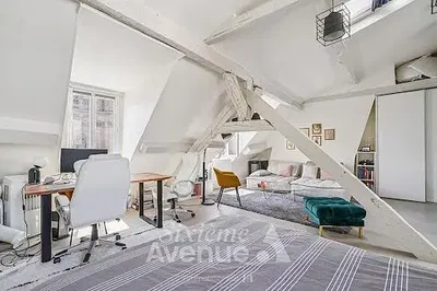 Woonkamer; houten vloer, natuurlijk licht, moderne stijl, hoge plafonds