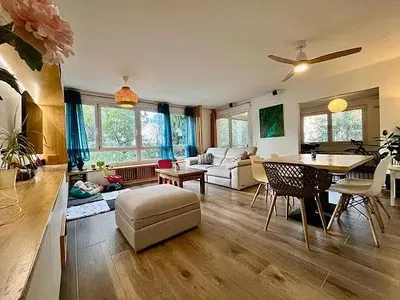 Salón; suelo de madera, luz natural, estilo moderno, techos altos