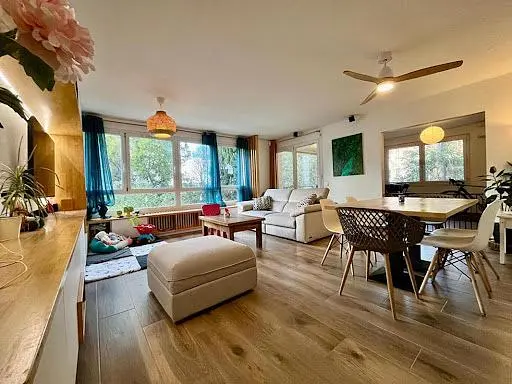 Salón; suelo de madera, luz natural, estilo moderno, techos altos