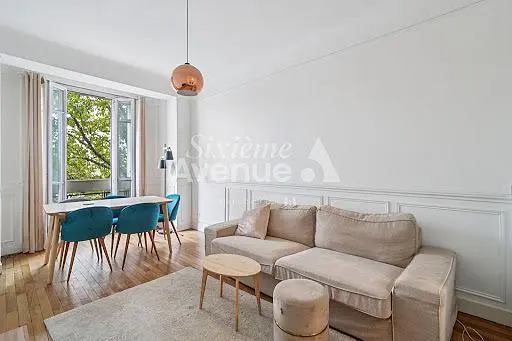 Woonkamer; houten vloer, natuurlijk licht, moderne stijl, hoge plafonds