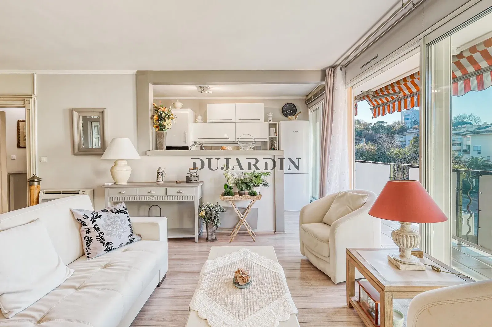 Salón; suelo de madera, luz natural, estilo moderno, techos altos