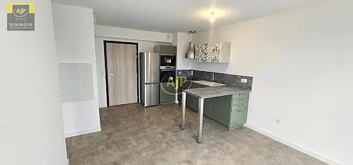 Σαλόνι; ξύλινο πάτωμα, φυσικό φως, μοντέρνο στυλ, ψηλά ταβάνια