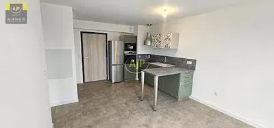 Σαλόνι; ξύλινο πάτωμα, φυσικό φως, μοντέρνο στυλ, ψηλά ταβάνια