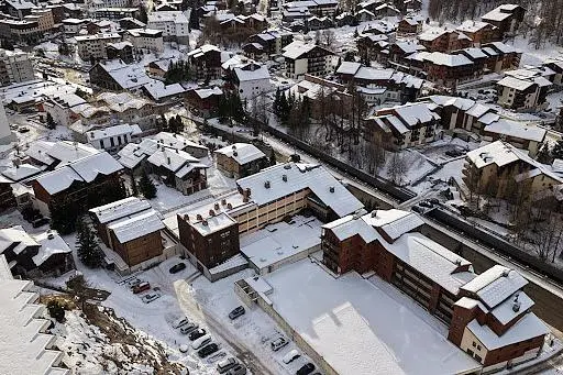 Living room; wood floor, natural light, modern style, high ceiling