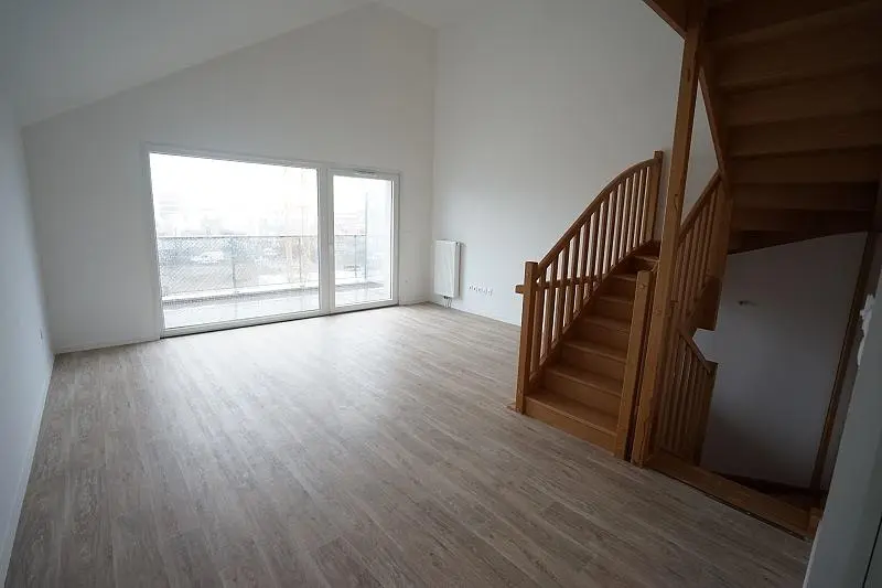 Wohnzimmer; holzboden, tageslicht, moderner stil, hohe decken