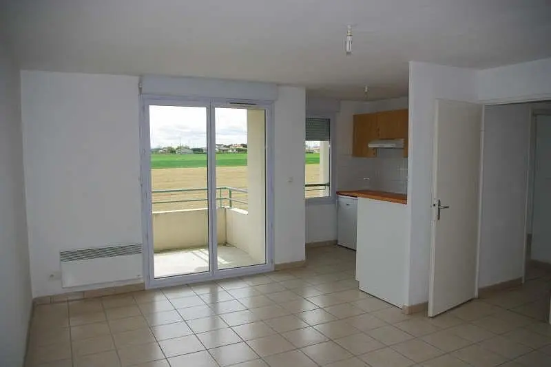 Living room; wood floor, natural light, modern style, high ceiling