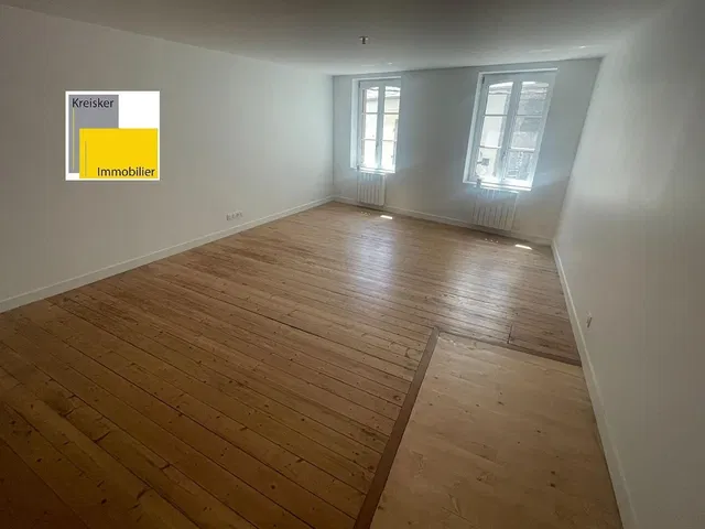 Kuchyně; kuchyňské spotřebiče, dřevěná podlaha, přirozené světlo, moderní styl, po rekonstrukci