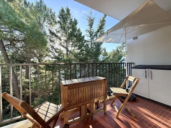 Woonkamer; houten vloer, natuurlijk licht, moderne stijl, hoge plafonds