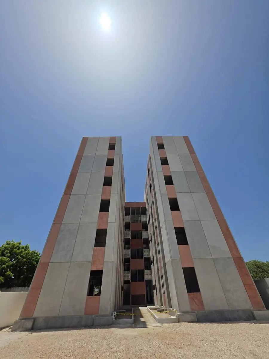 Salon; lumière naturelle, parquet, style moderne, hauteur sous plafond