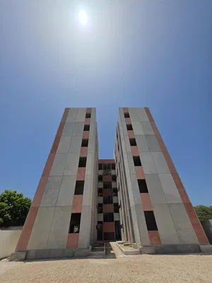 Salon; lumière naturelle, parquet, style moderne, hauteur sous plafond