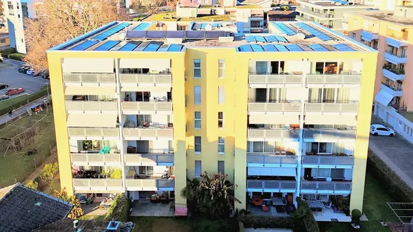 غرفة معيشة; أرضية خشبية, ضوء طبيعي, أسلوب عصري, أسقف عالية