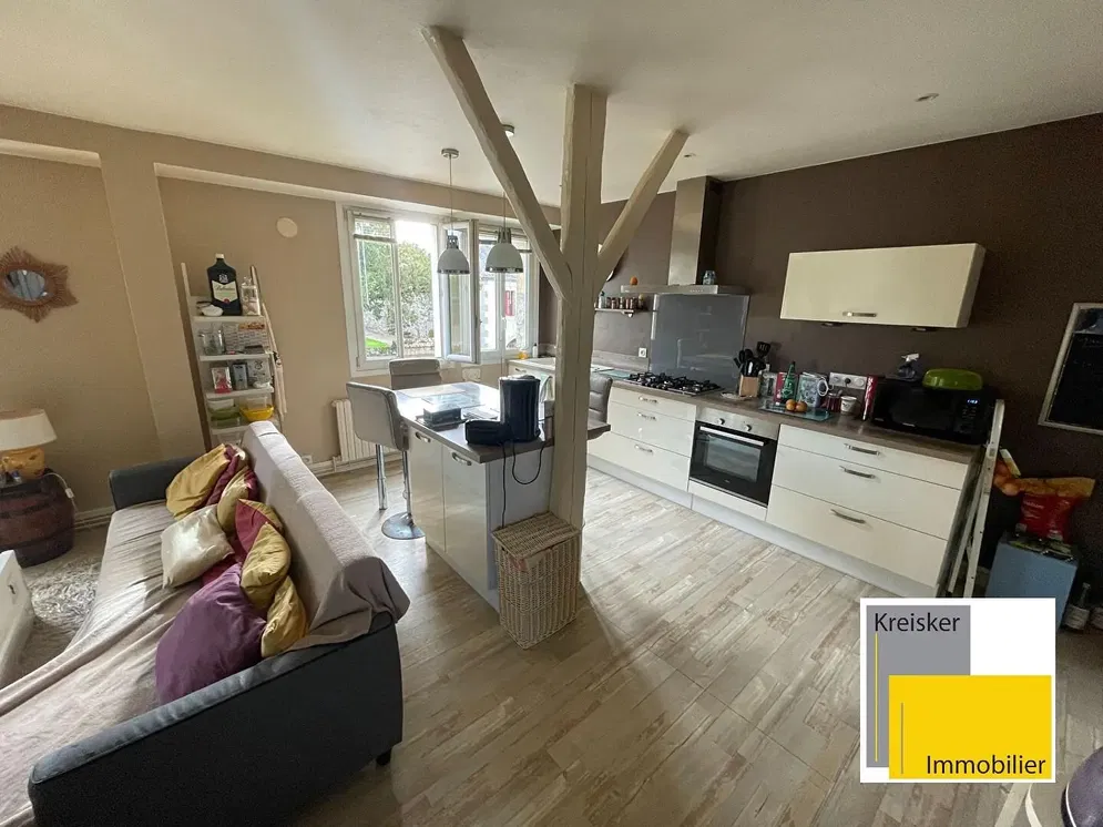 Salón; suelo de madera, luz natural, estilo moderno, techos altos