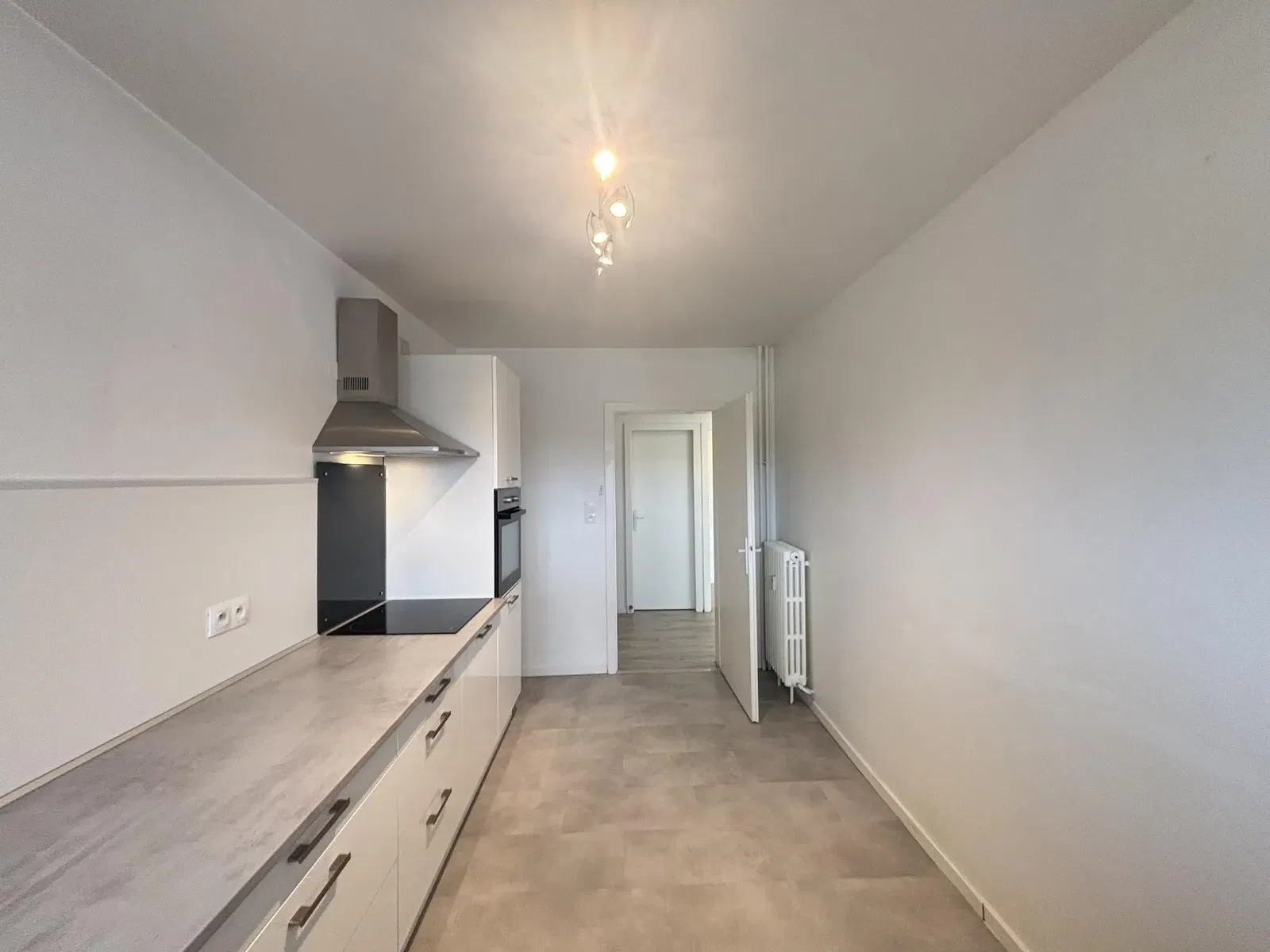 Salon; podłoga drewniana, światło dzienne, styl nowoczesny, wysokie sufity