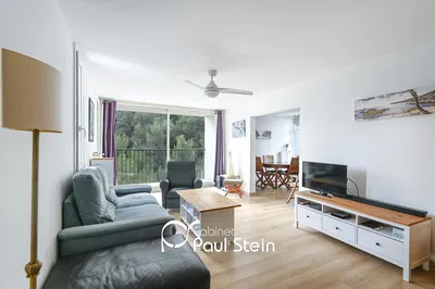 Salón; suelo de madera, luz natural, estilo moderno, techos altos