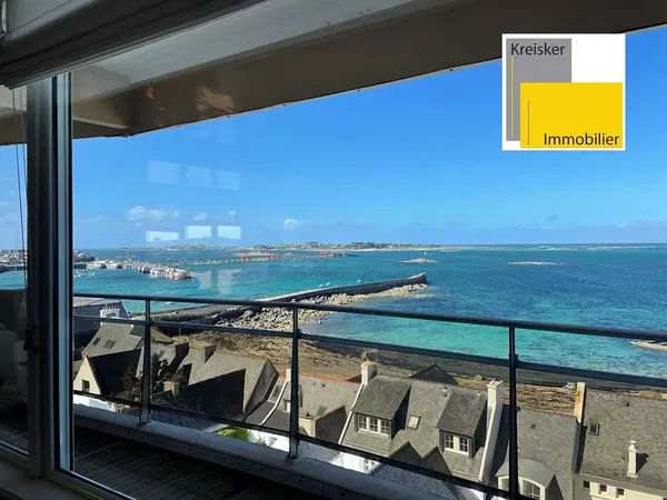 Living room; wood floor, natural light, modern style, high ceiling