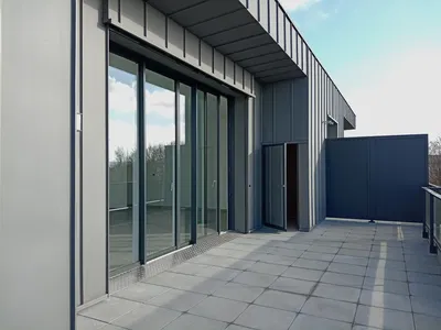 Wohnzimmer; holzboden, tageslicht, moderner stil, hohe decken