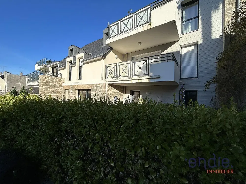 Oturma odası; ahşap zemin, doğal ışık, modern stil, yüksek tavan