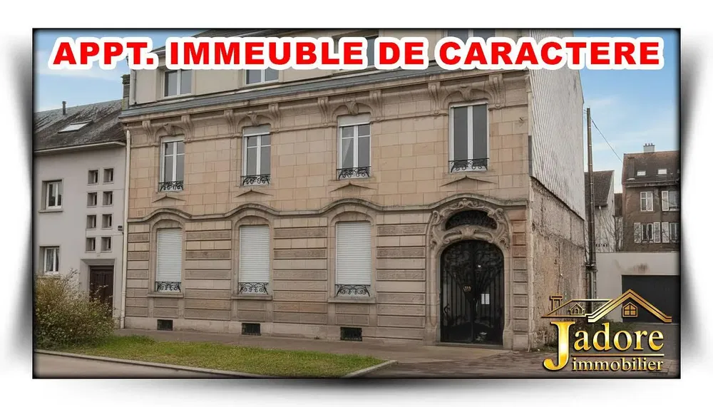 Wohnzimmer; holzboden, tageslicht, moderner stil, hohe decken