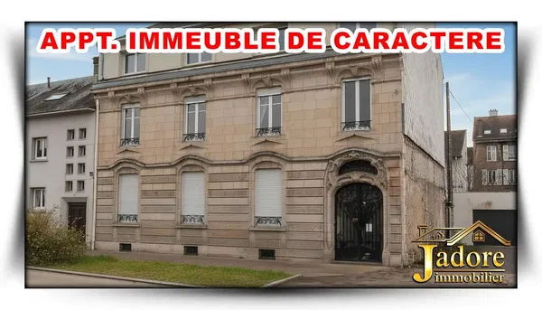 Salon; podłoga drewniana, światło dzienne, styl nowoczesny, wysokie sufity