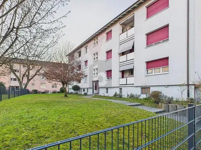 Wohnzimmer; holzboden, tageslicht, moderner stil, hohe decken