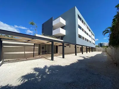 Salon; parquet, lumière naturelle, style moderne, hauteur sous plafond