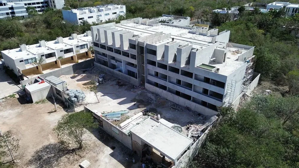 Salon; parquet, lumière naturelle, style moderne, hauteur sous plafond