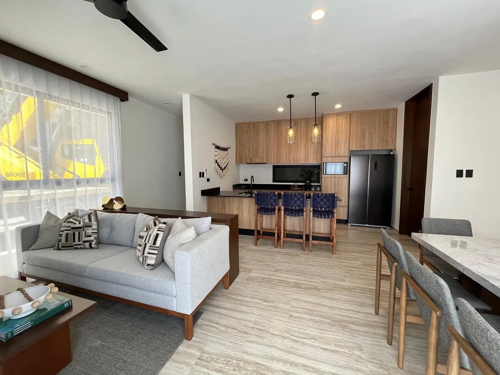 Salon; parquet, lumière naturelle, style moderne, hauteur sous plafond